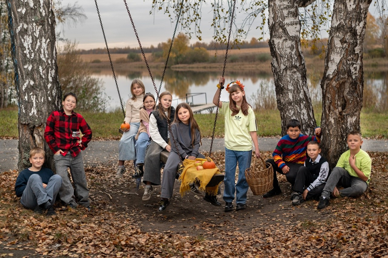 Фотосессия на природе 4 класс разместился на берегу водоёма в поселке Дубровка.