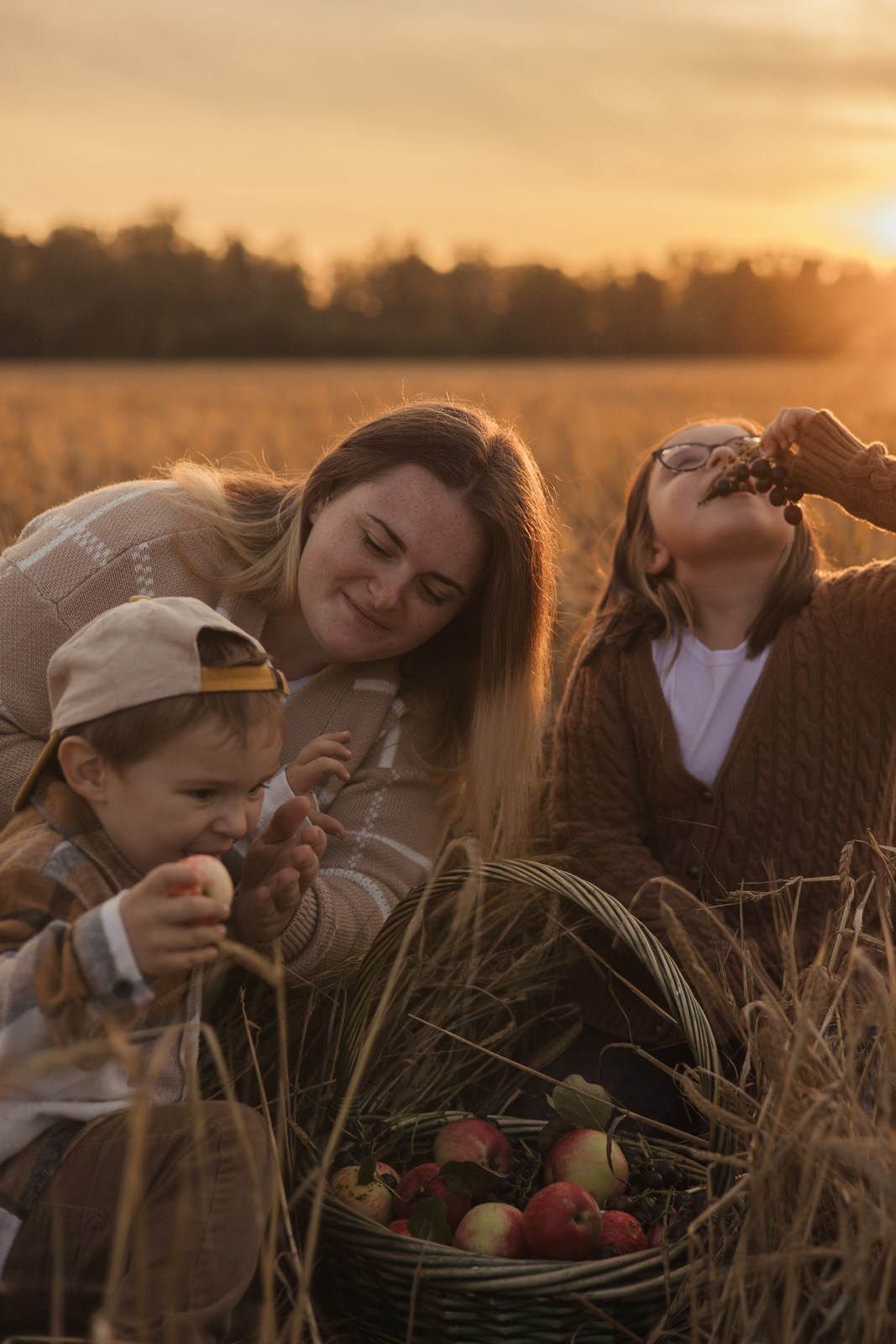 Семья в поле. Фотограф в Москве и Домодедово Ирина Коростелева
