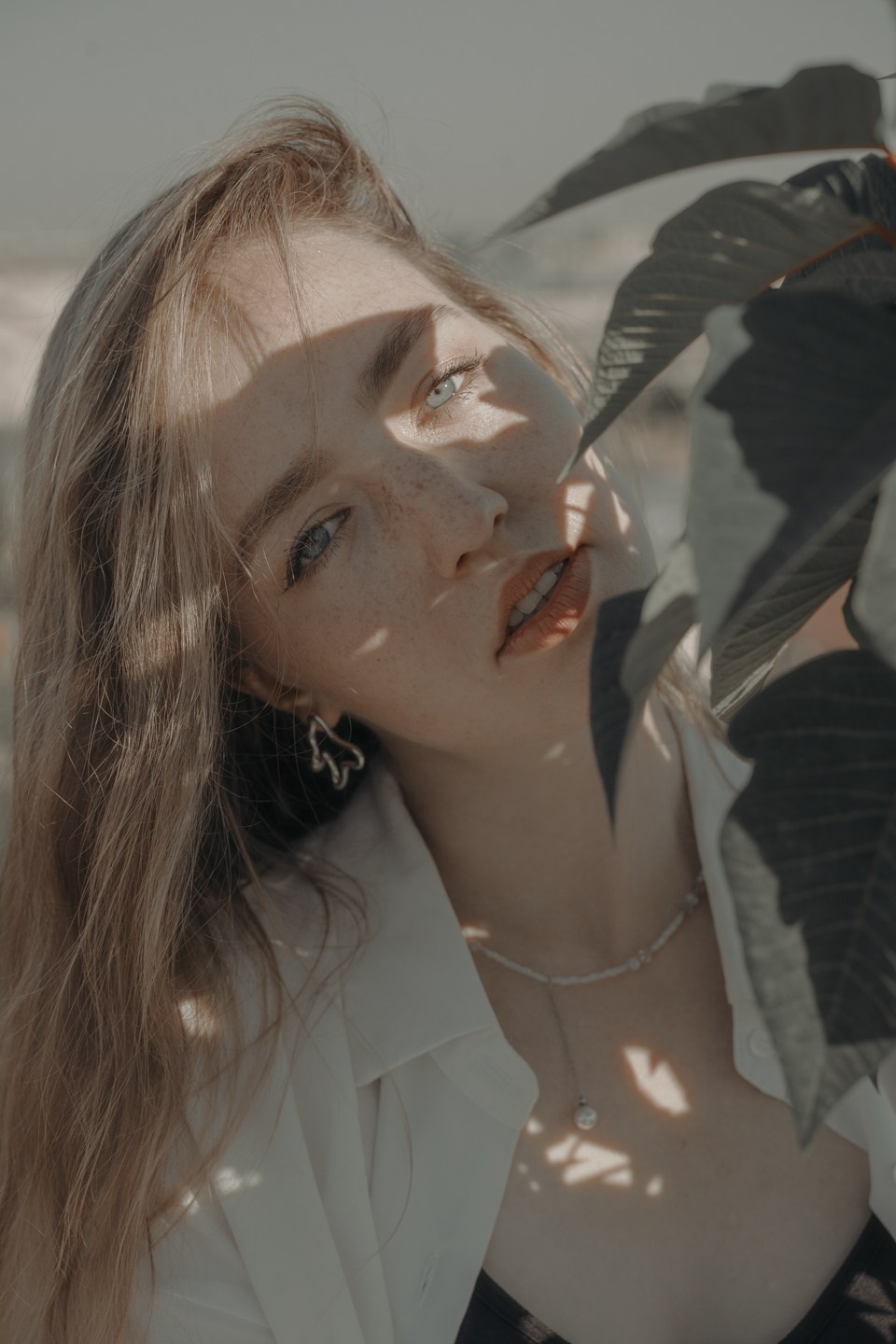 Снимок девушки портретный с цветком 