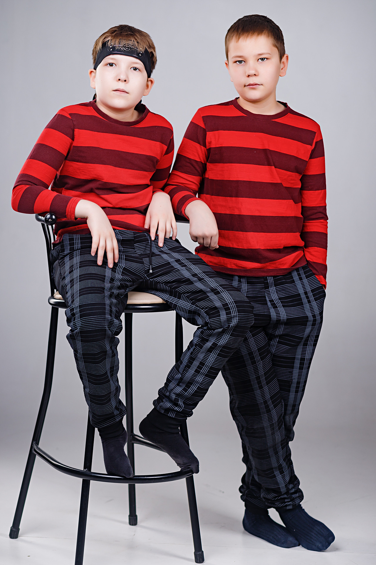 дети фотосессия в красных кофтах 