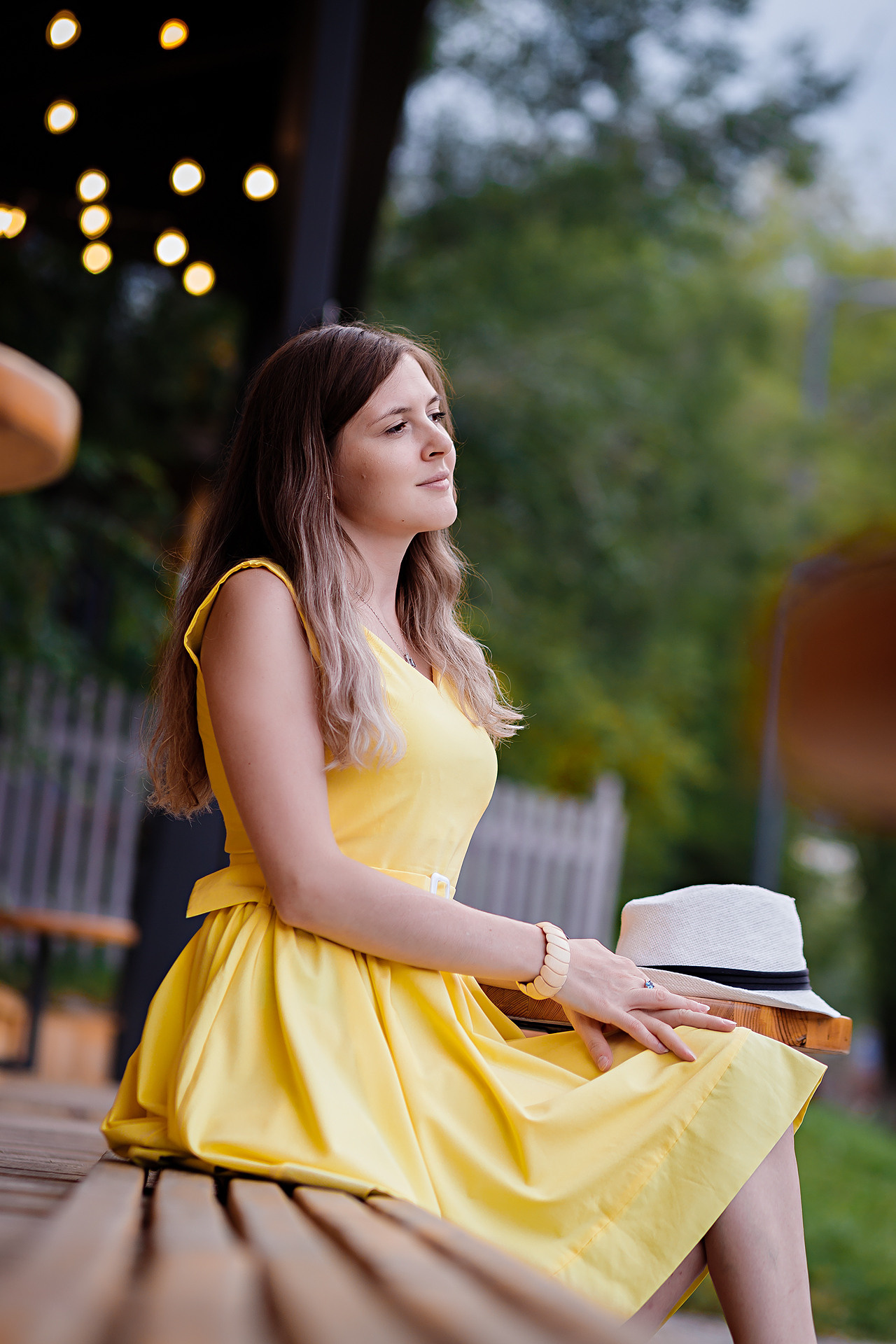 девушка на лавочке 