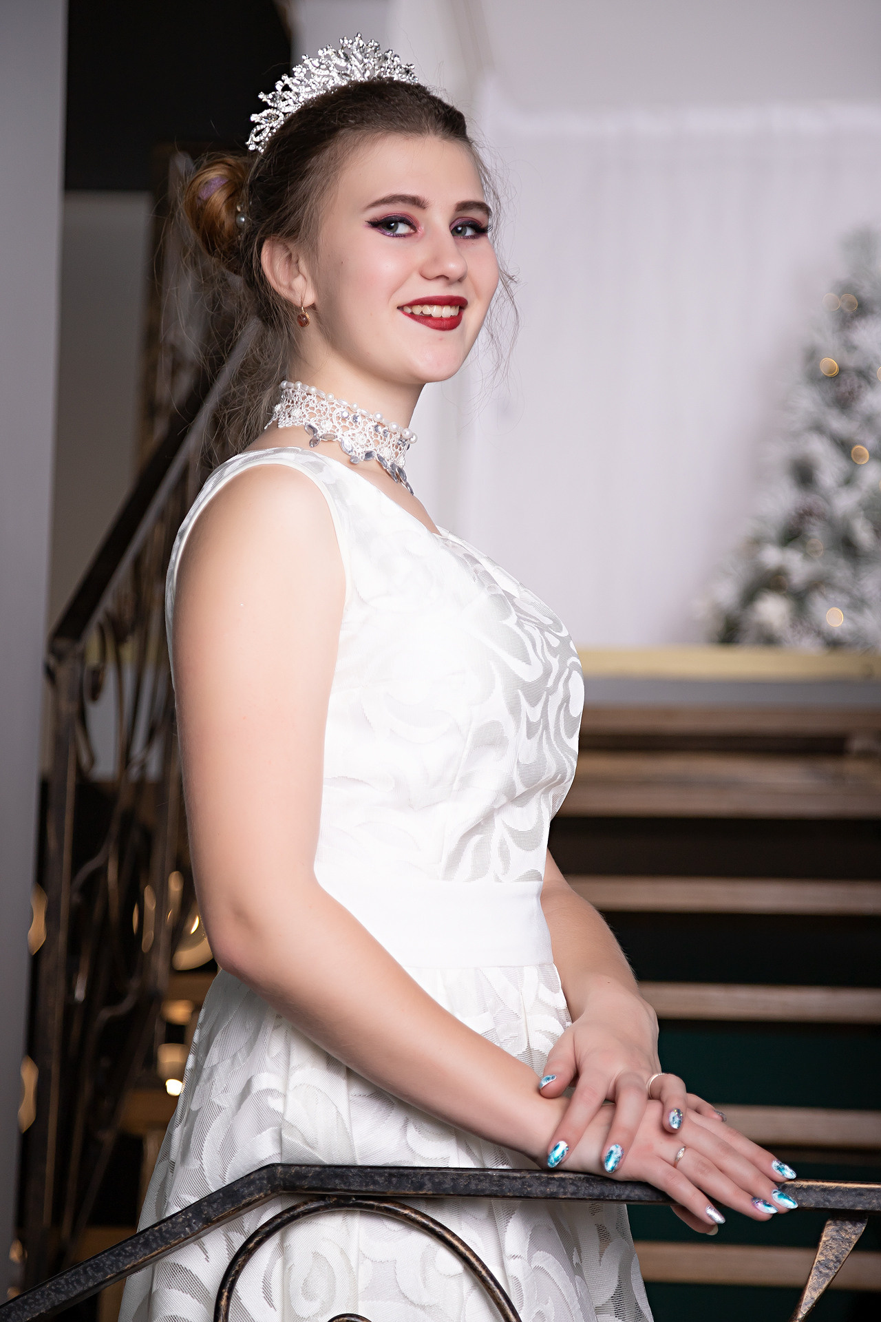 девушка в платье и короне 