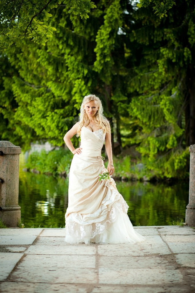 Так выглядет постановочная свадебная фотосъемка возле озера