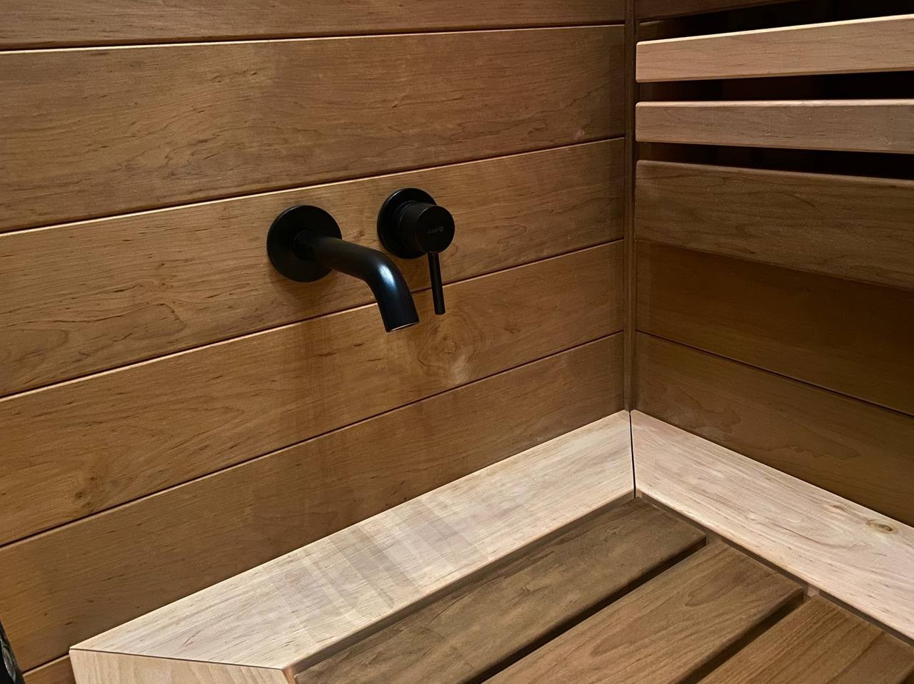 Баня в Аудио: печь Атмосфера, П-образные полки, звёздное небо и оптоволоконная подсветка создают уют и магию в парной. SaunaTopMasters