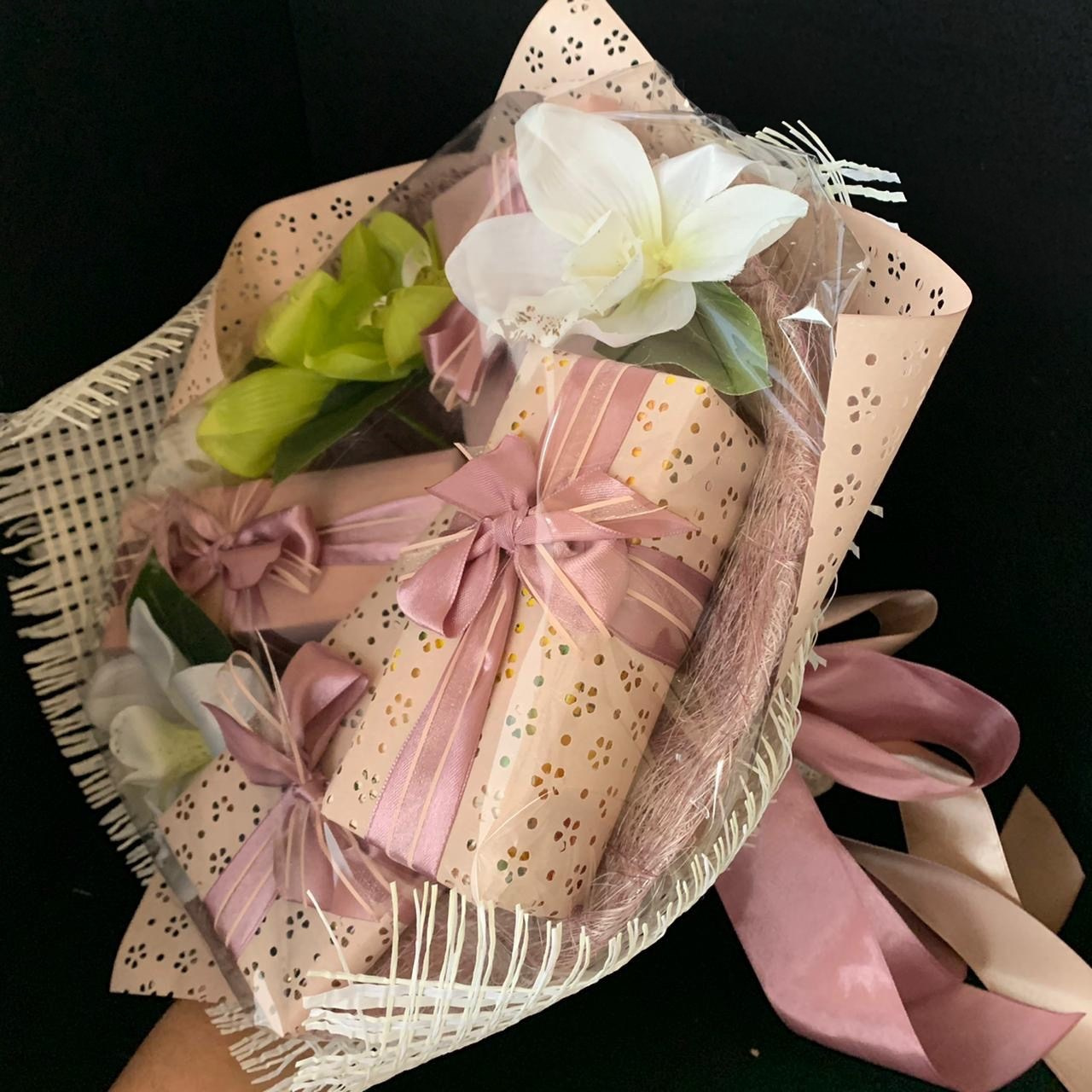 Букет «Игра фактур». Студия подарочных наборов «Владия»