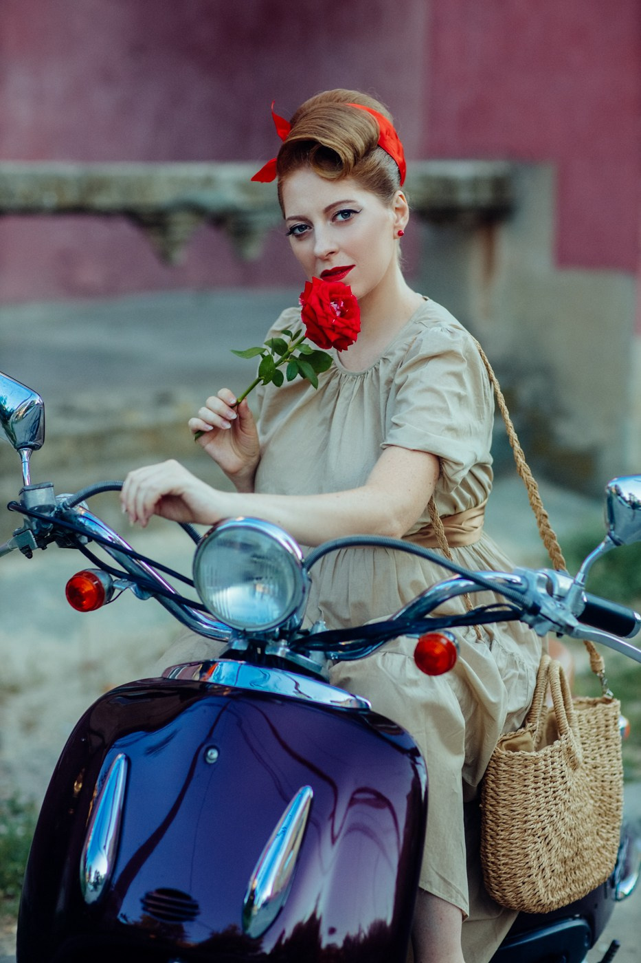 Портрет будущей мамы на мотороллере с розой