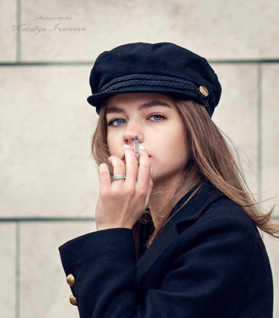 фотосессия с сигаретой  фотосессия с дымом  фотосессия курящей девушки  Москва город   серый город  осень и холод  фотопрогулка  иду курю  ретушь фото  обработка фото