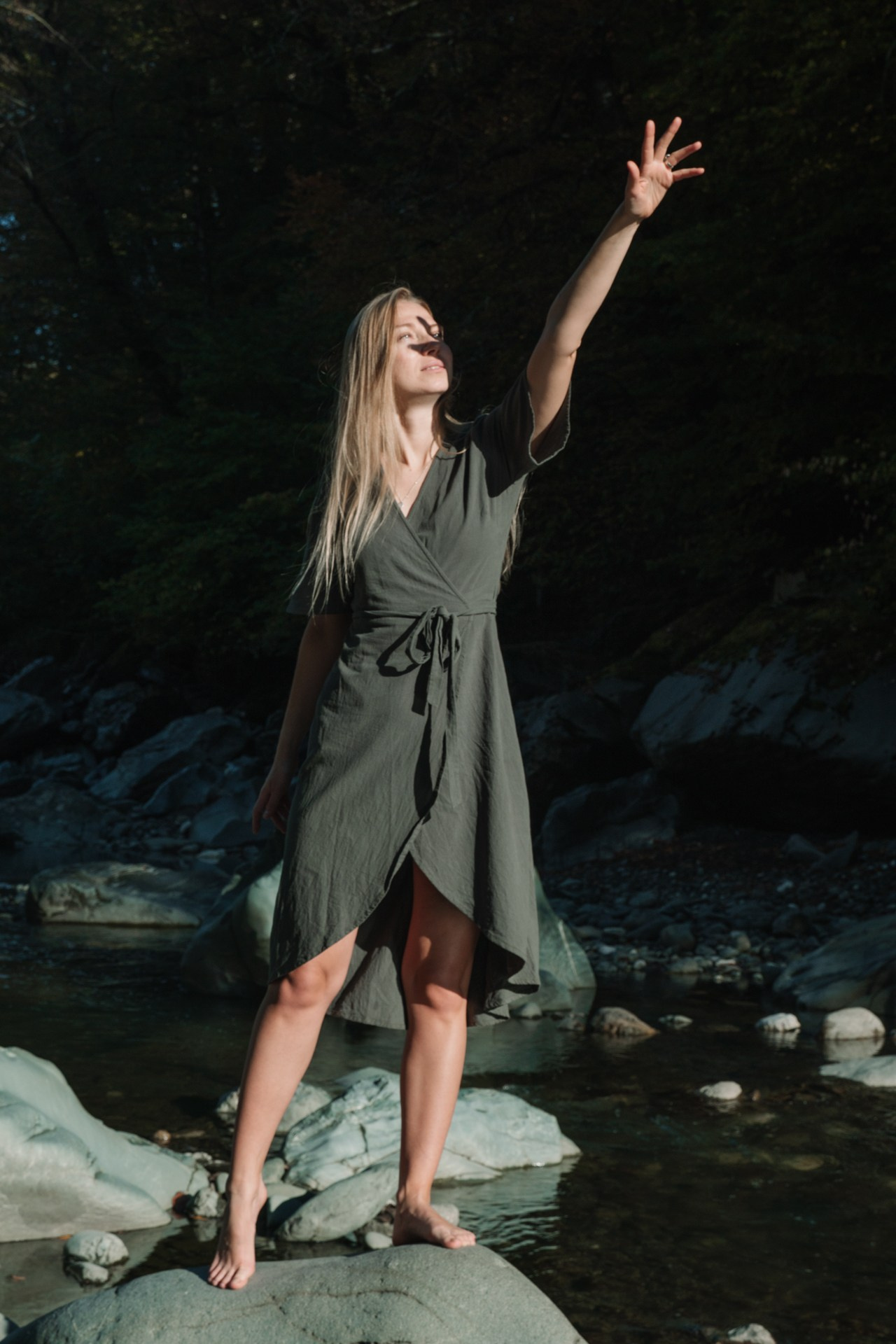 Фотография девушки на фоне горы и солнечного света 