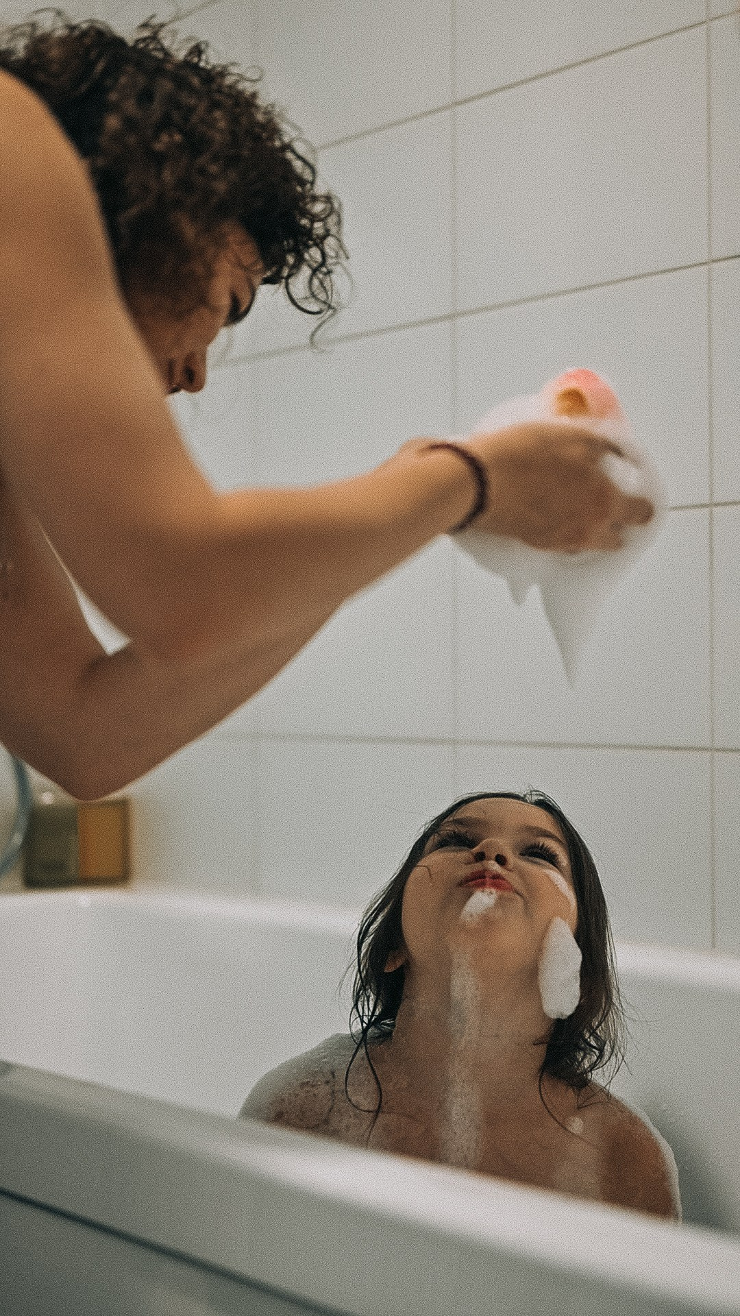 Элиза купается в ванне. Семейный фотограф в Москве Дарья Пузикова