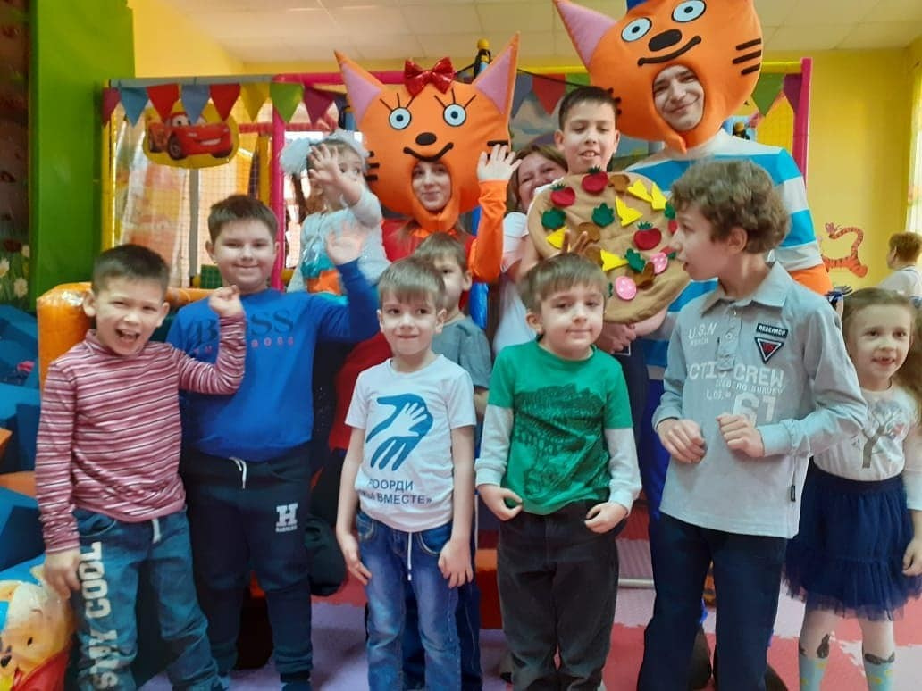 Как же весело нам вместе! А с Коржиком и Карамелькой еще веселее!