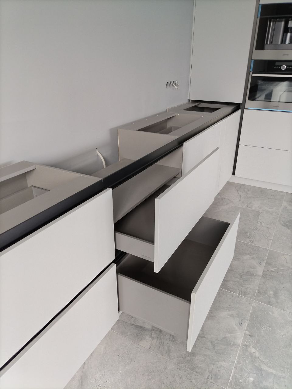 Фото с монтажа |Мебель на заказа: кухни, шкафы и т.д. в Томске. ГУДРУМ — Мебель на заказ в Томске | Кухни | Шкафы | Стулья и Столы