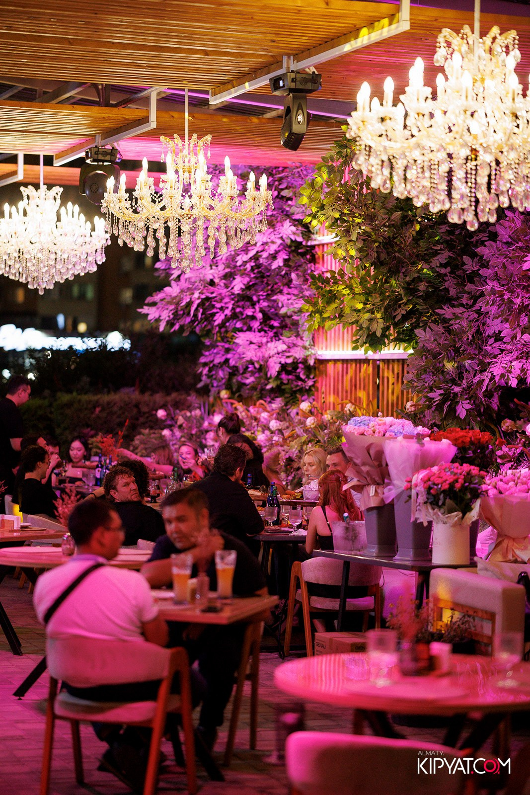 FRIENDS BAR & TERRACE. КИПЯТКОМ АЛМАТЫ! Фотосъемка мероприятий в Алматы