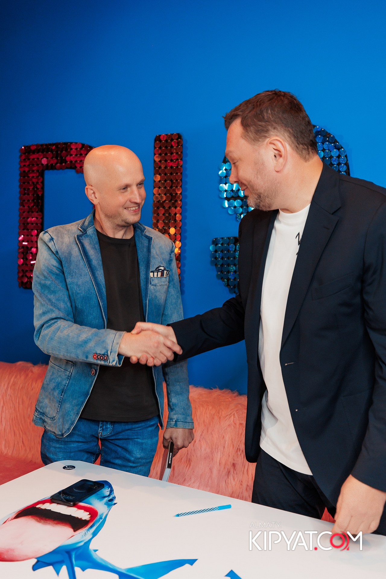 ПРЕЗЕНТАЦИЯ КНИГИ ВИКТОРА ЕЛИСЕЕВА. КИПЯТКОМ АЛМАТЫ!