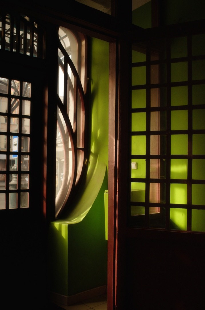 Внутри витрин / Inside the storefronts. Руслан Шувалов (поэтограф)