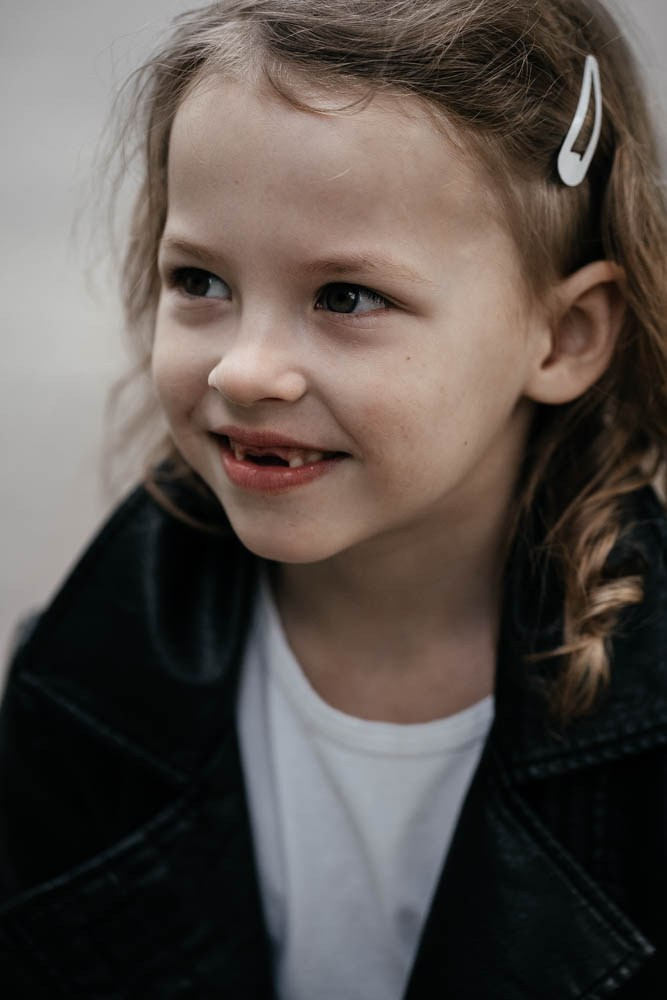 Маня и Аня ранним утром 🤍. Семейный фотограф в Томске Зарина Азизбаева