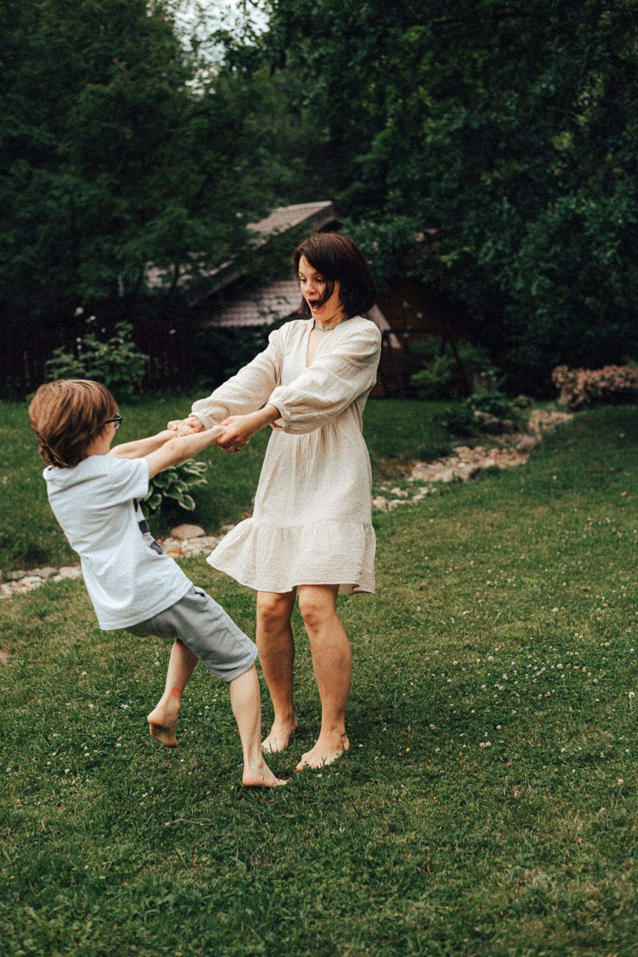 Коля, Ксюша, Саша, Андрей, Кира и бабушки | на даче