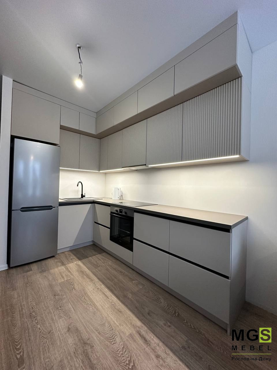 Кухонный гарнитур МГС мебель в светлом цвете