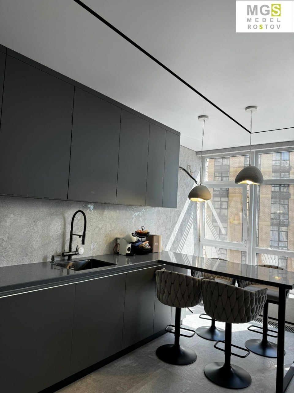 Кухонный гарнитур с черными фасадами MGS мебель в Ростове-на-Дону