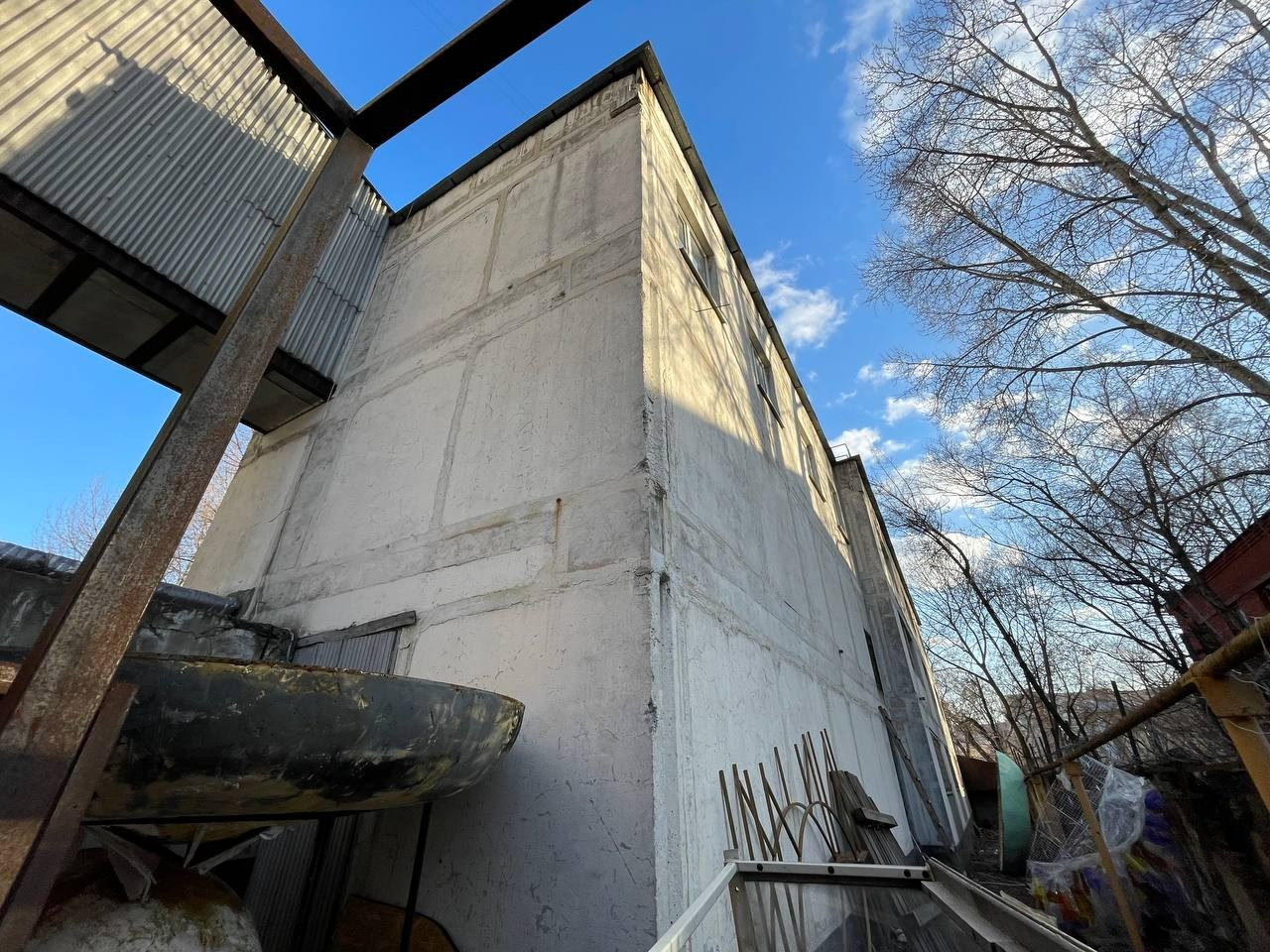 Уличная территория. Кино в НИИ СНЕГИРИ (Very Strong Place) — Москва