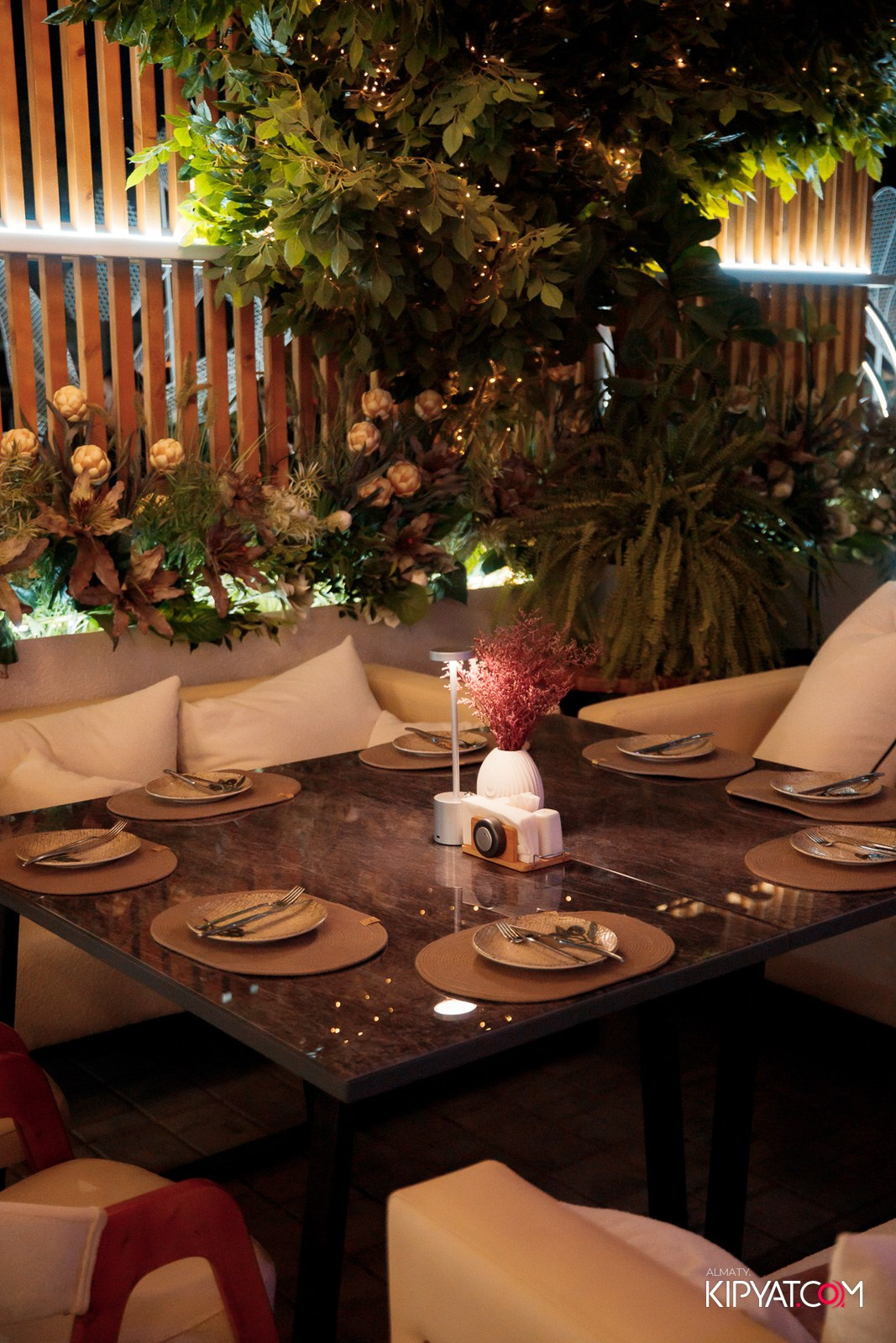 FRIENDS BAR & TERRACE. КИПЯТКОМ АЛМАТЫ!