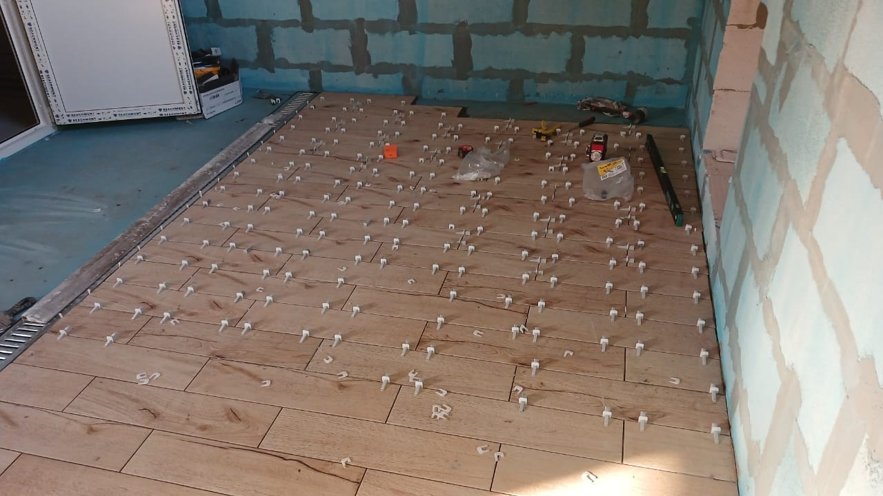 Укладка прочного и износостойкого напольного покрытия.