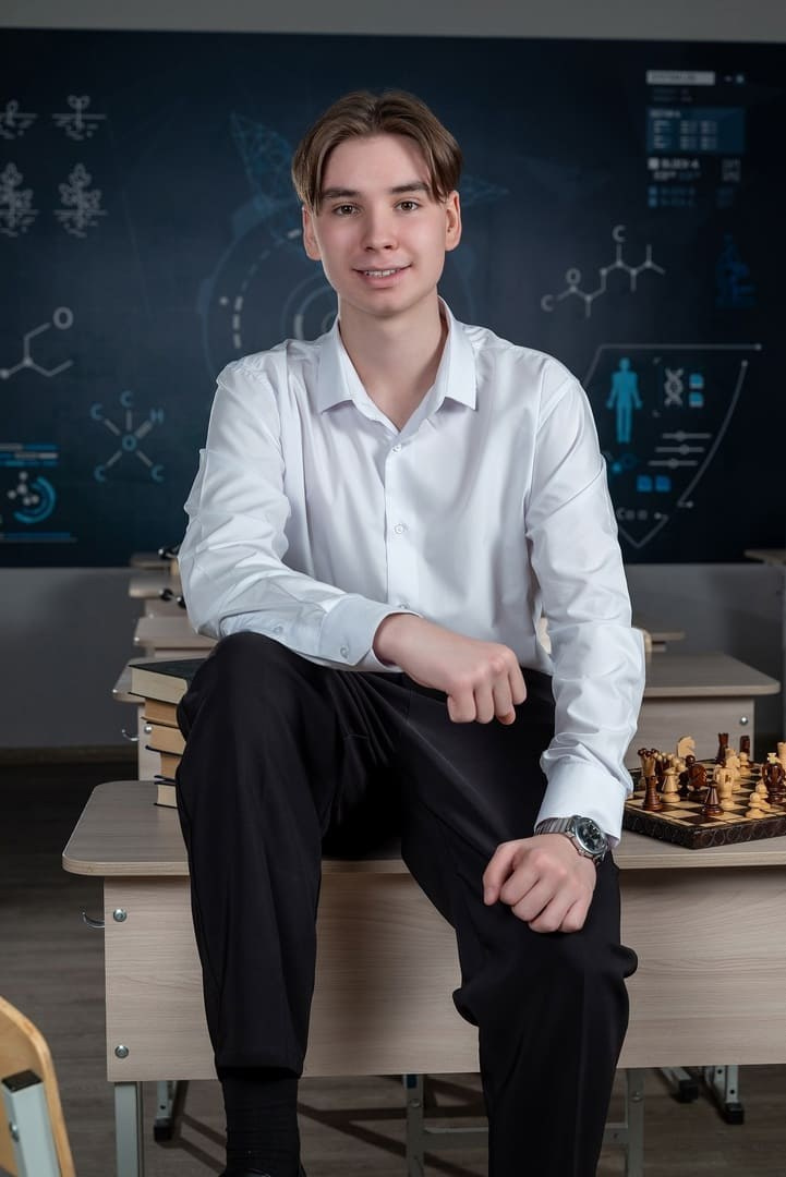 Парень в белой рубашке позирует фотографу на выпускной альбом из известного ОЦ-5 Челябинск.