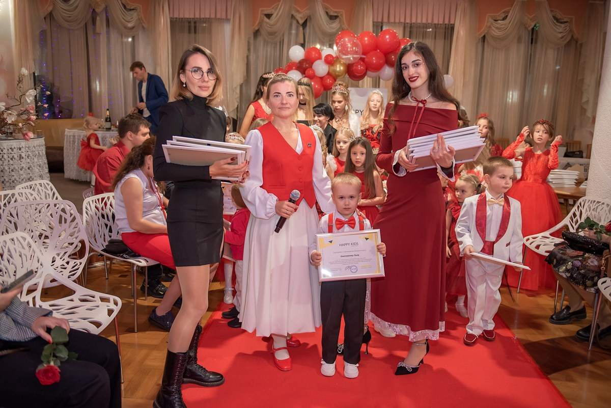 Выпускной в детской школе моделей HAPPYkids 2024. Семейный и коммерческий фотограф в Сочи Александр Бодунов