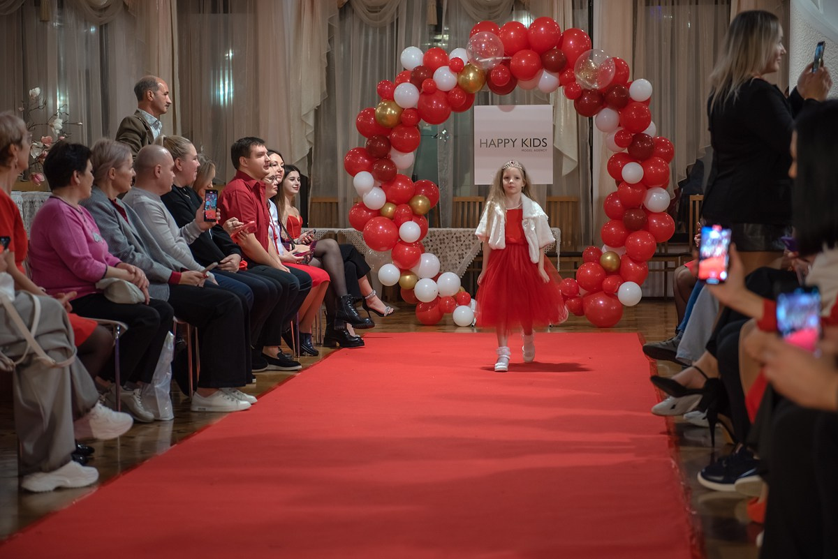 Выпускной в детской школе моделей HAPPYkids 2024. Семейный и коммерческий фотограф в Сочи Александр Бодунов