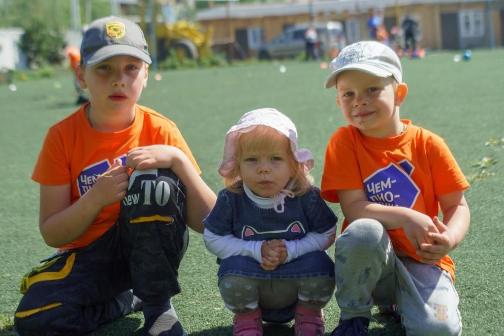 Футбольное поле становится ареной, где раскрывается страсть и воля к победе, объединяя всех своим магическим влиянием. В этот момент каждый чувствует себя частью чего-то большего, чего-то невероятного и захватывающего. Автор фотограф: Додров. Ph: dodrov.