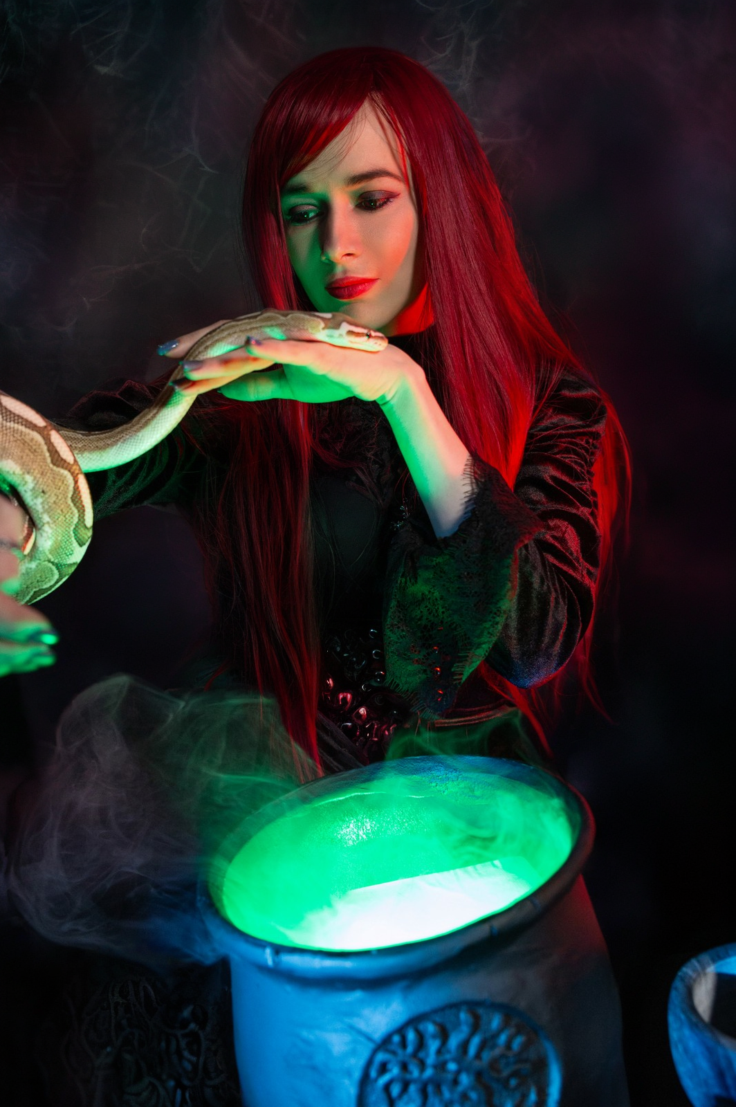 готическая фотосессия ведьмы со змеями, спиритическая доска, черепа