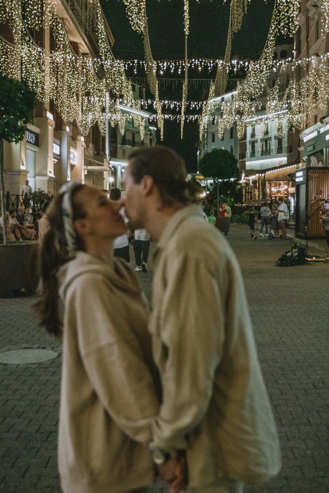 Фотоснимок целующей пары на фоне центральной улице в КП