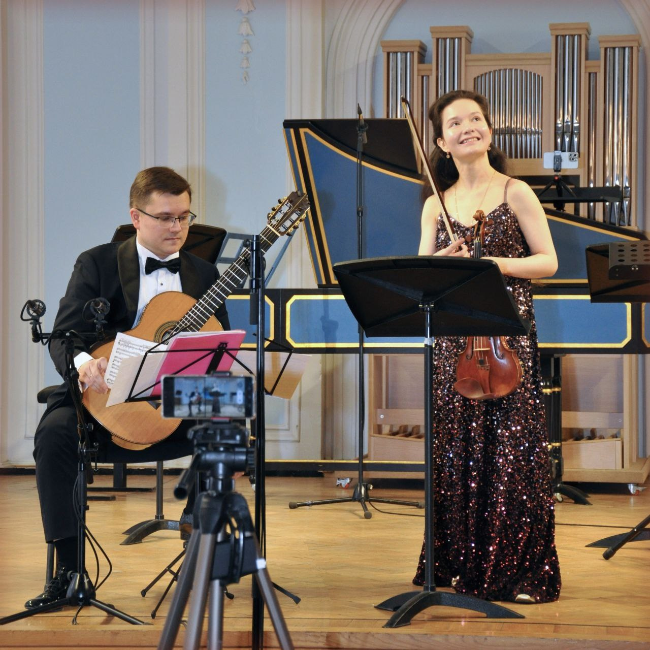 На сцене. Скрипачка Анна Савкина