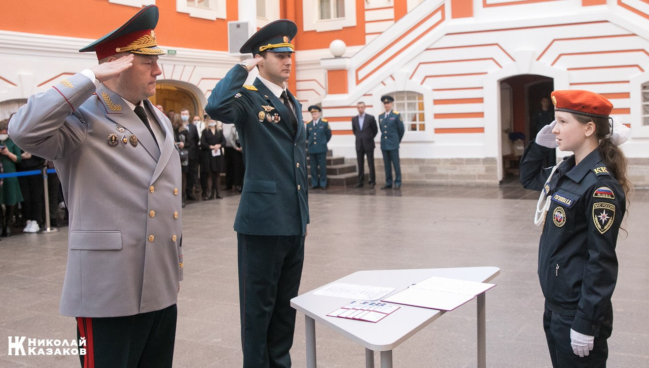 Воспитанница кадетского класса МЧС отдает честь генералу Алексею Серко во время торжественного посвящения в кадеты в Атриуме Петропавловской крепости 