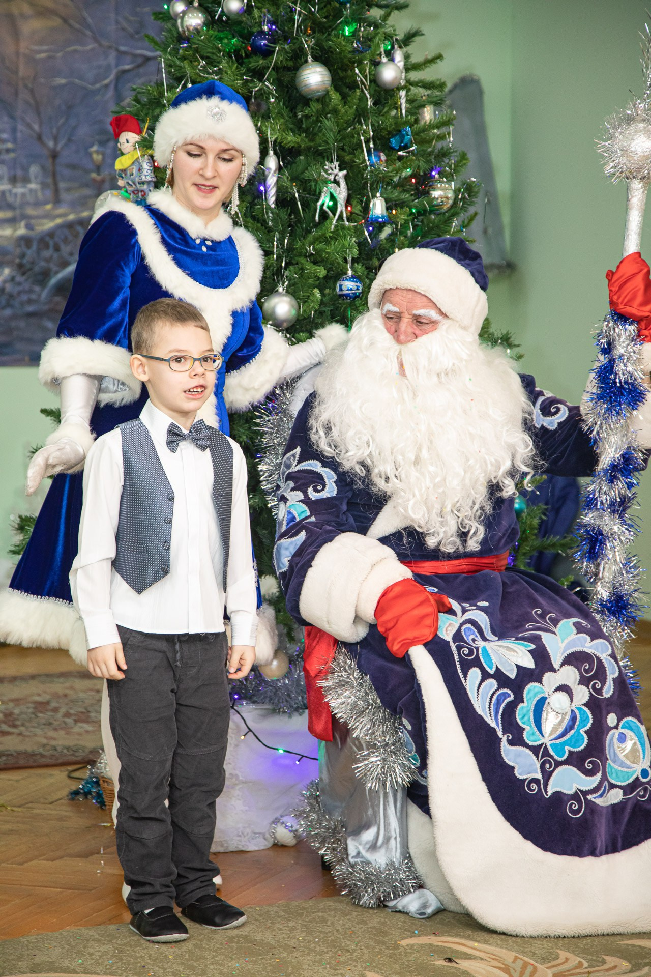 мальчик читает стихи деду морозу и снегурочки 