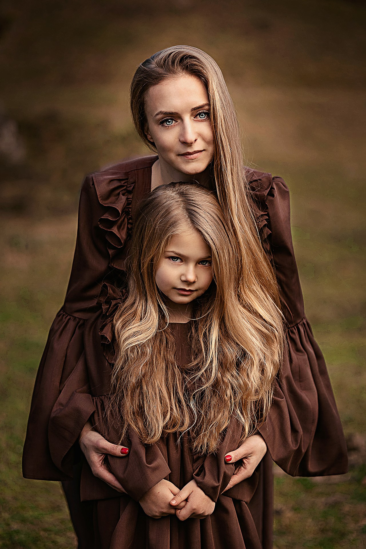 мама и дочка на прогулке