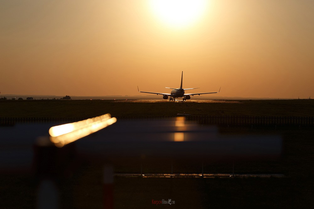 Самолет на взлетной полосе на закате. Съемка для юбилейной книги
