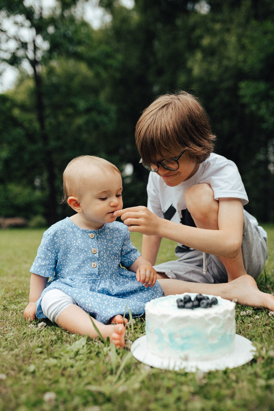 Коля, Ксюша, Саша, Андрей, Кира и бабушки | на даче