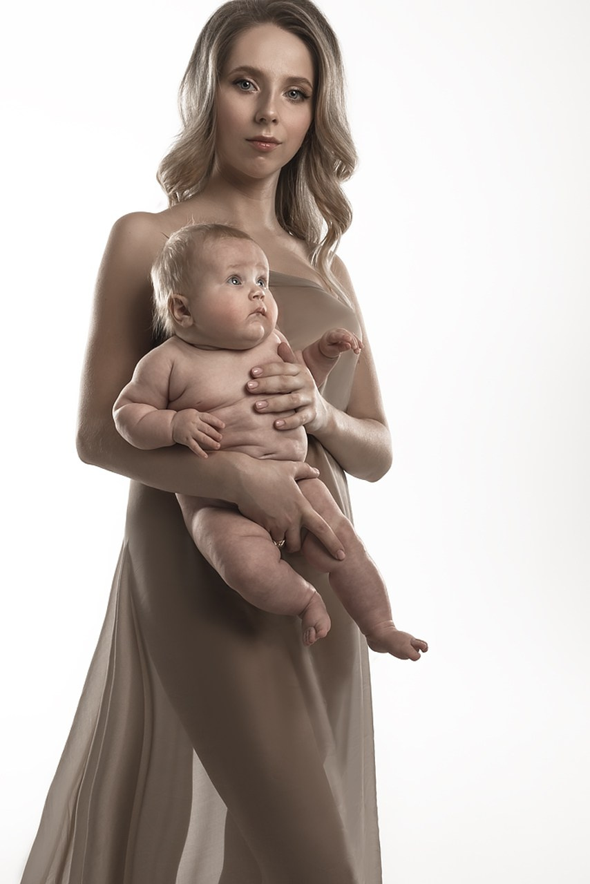 фотосессия матери и ребенка, фотосессия материнства в Тамбове, фотосъемка в стиле минимализм и без одежды матери и ребенка в фотостудии, фото мамы и малыша, портрет материнской любви, поцелуй матери, красивое фото матери и ребенка, объятия матери, мамины руки на фото, фотография красивой женщины с ребенком на руках, фотосессия семейная в Тамбове, детская и семейная фотосессия , мама и ребенок на светлом фоне в фотостудии, ребенок на руках у мамы, красивое платье на фотографии матери и ребенка, красивое материнство