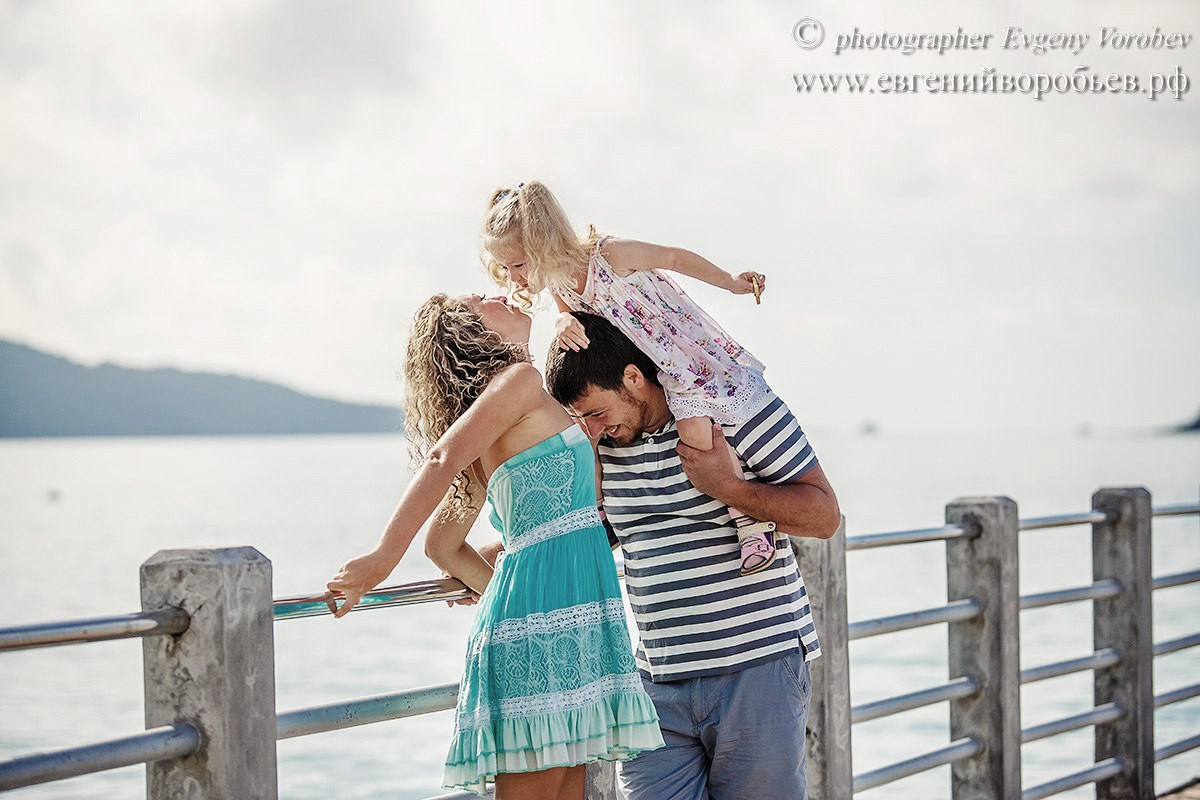 семейная фотосессия Пхукет фотограф пляж Ката Карон Найхарн Патонг Найхарн Сурин море счастье радость идея место образ пример фото позы для фотосессии Phuket Naiharn Kata Karon Patong Surin заказать фотосъёмку цена детская фотосессия