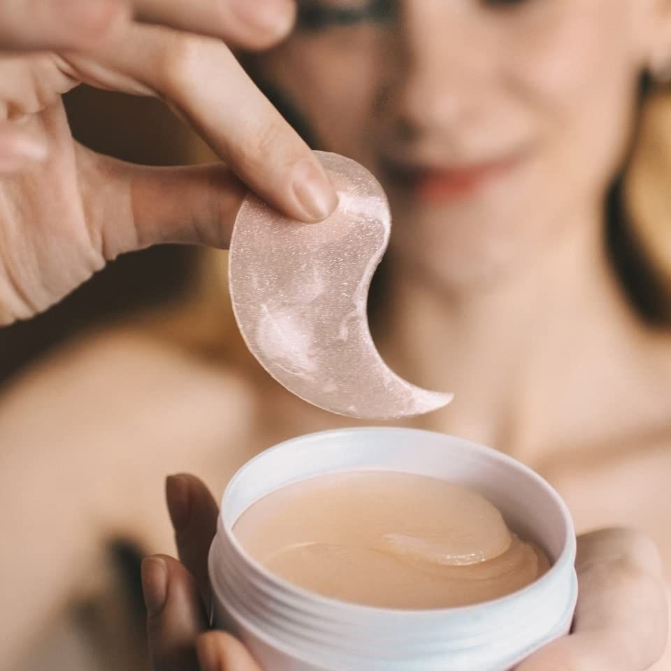 Предметное фото косметики - нежные текстуры и приятные ароматы для вашего ежедневного ухода.