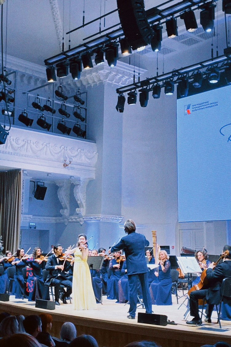 На сцене. Скрипачка Анна Савкина