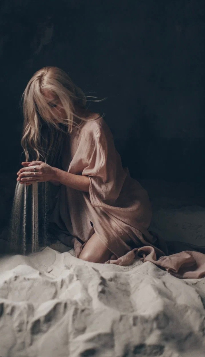 девушка с песком в руках