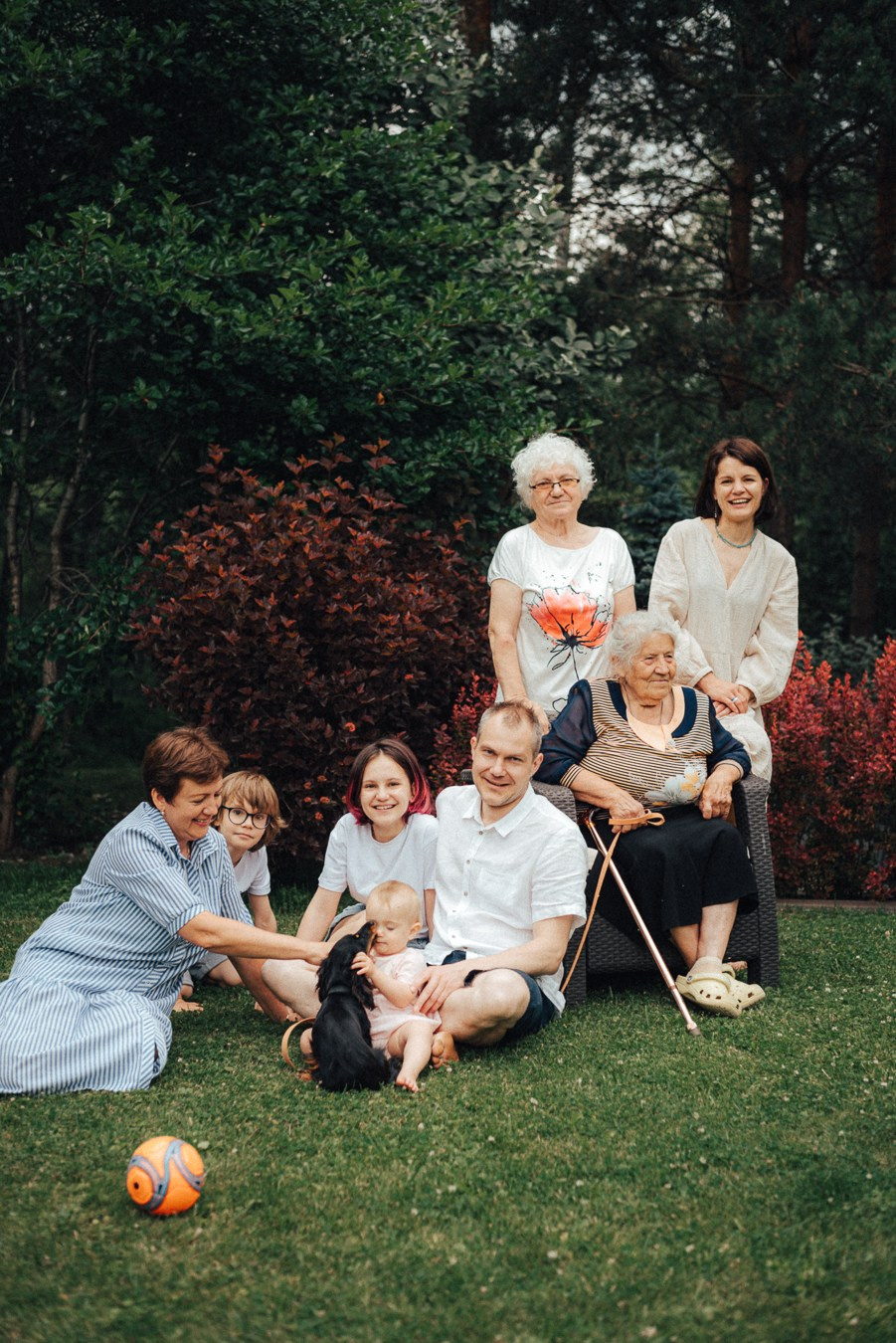 Коля, Ксюша, Саша, Андрей, Кира и бабушки | на даче