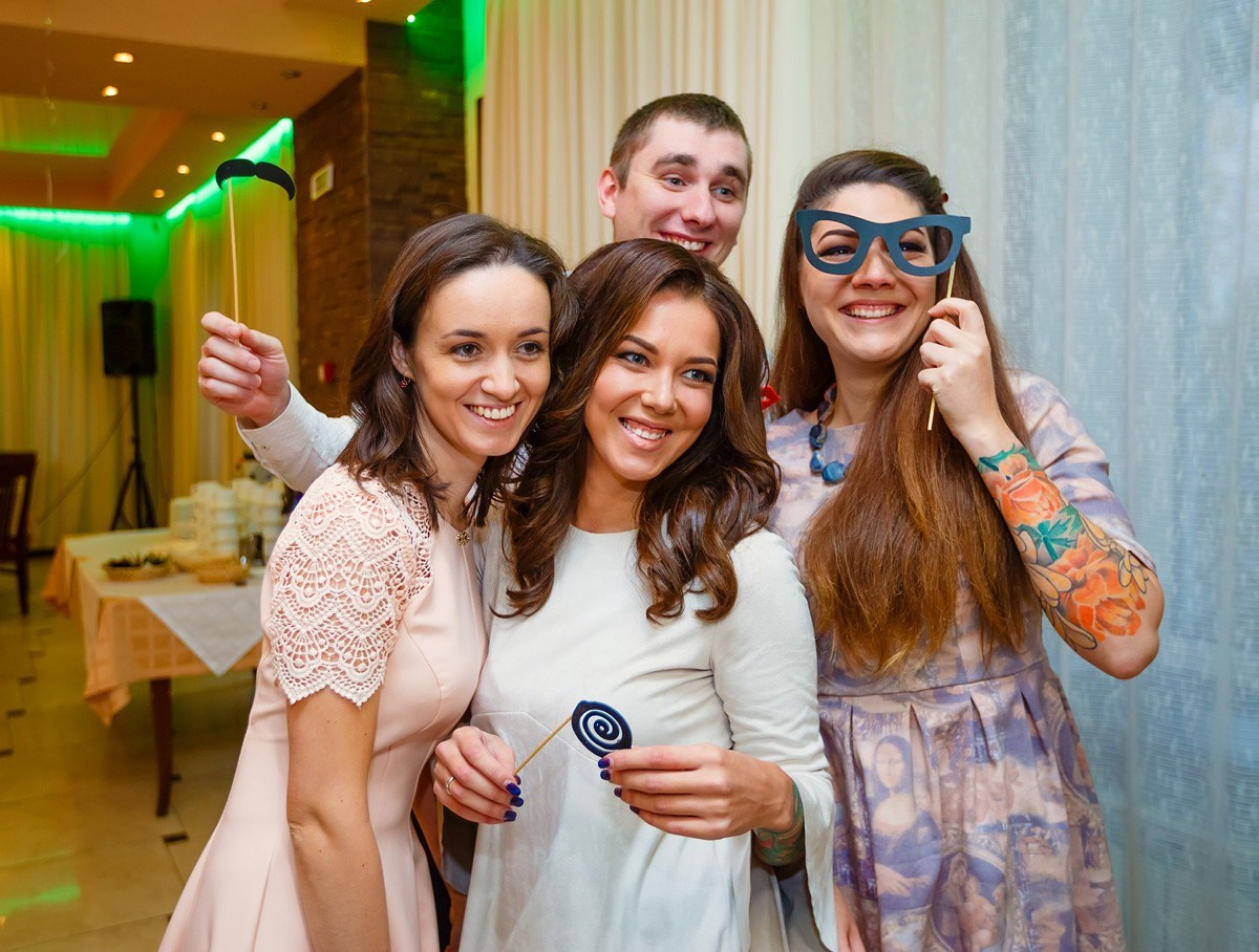 Аренда прокат фотобудки в Красноярске фотозона на мероприятие Свадьбу праздник День рождения выпускной корпоратив фотокабина цена стоимость заказать забронировать описание услуги ведущий тамада моментальная печать фотографий причёска макияж платье невеста