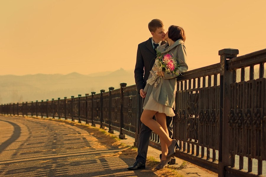 Свадебная фотосессия в Красноярске лучший фотограф свадьба Красноярск невеста свадебное платье жених визажист причёска макияж идея места образ пример красивая фото позы для свадебной фотосессии фотография декор агентство организация цены описание услуги ведущий тамада заказать забронировать стилист 