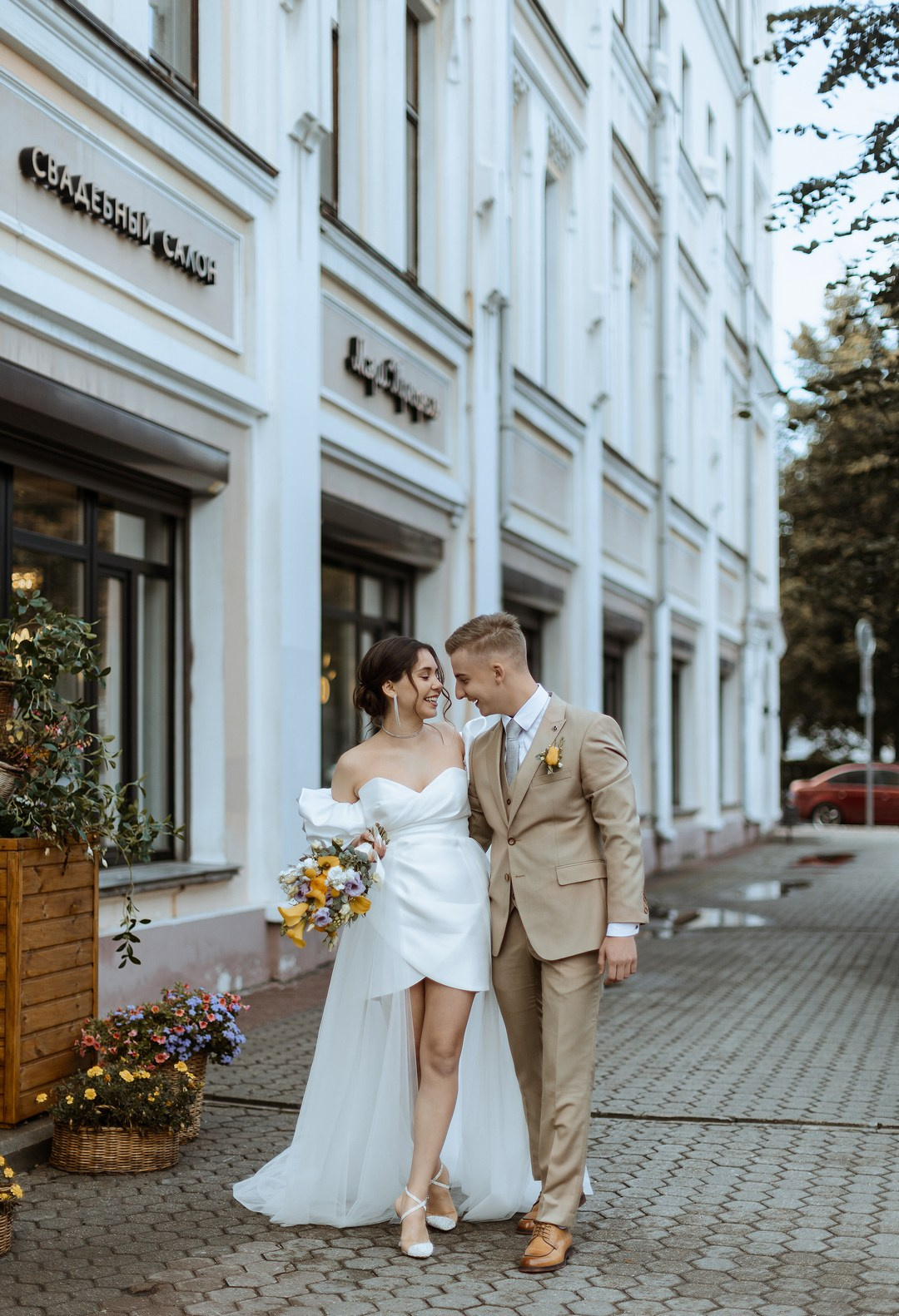  Свадебные кадры с видом на памятник Федору Сологубу