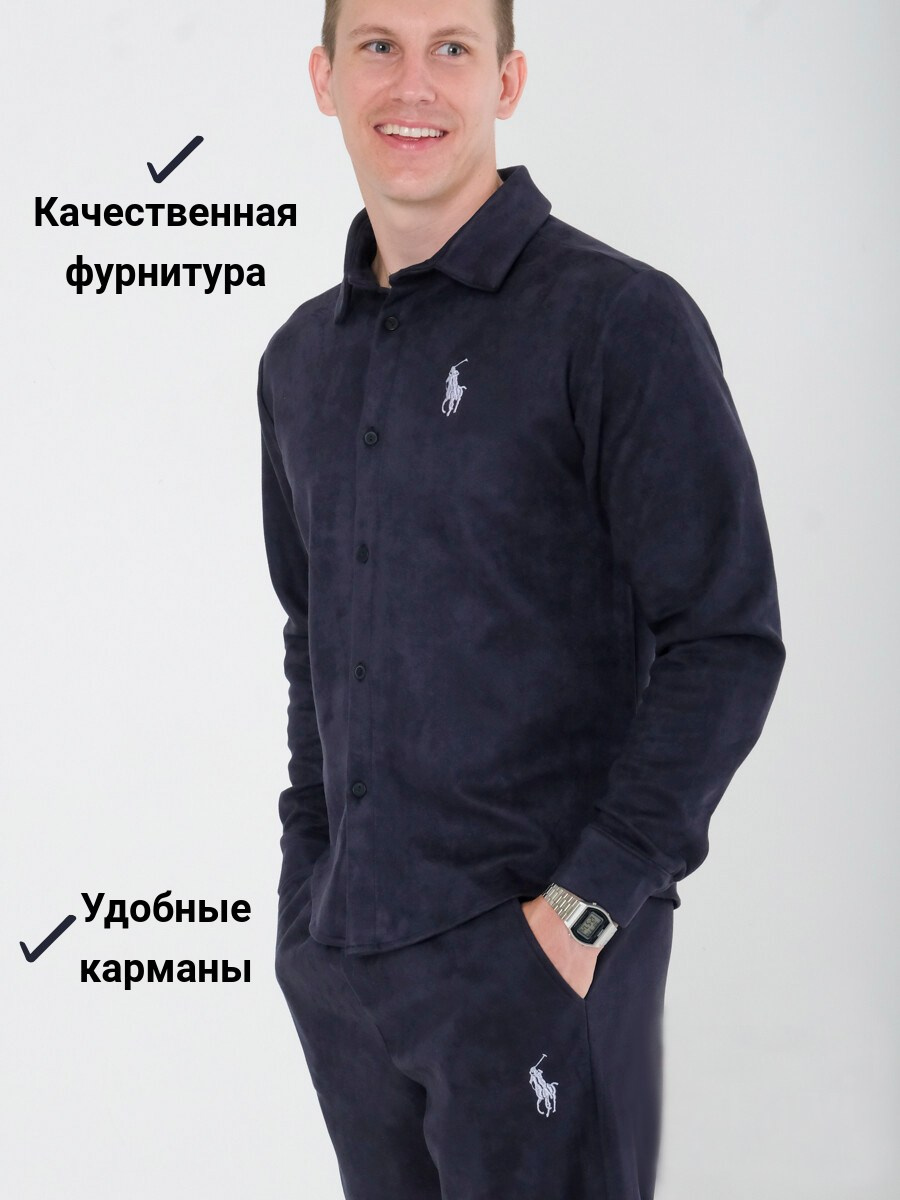 Мужская фотосессия в макетплейсов в городе Орехово-Зуево: стильный мужчина позирует на белом фоне, в фотостудии города, демонстрируя уверенность и харизму. Фотография подчеркивает современный стиль и индивидуальность модели.