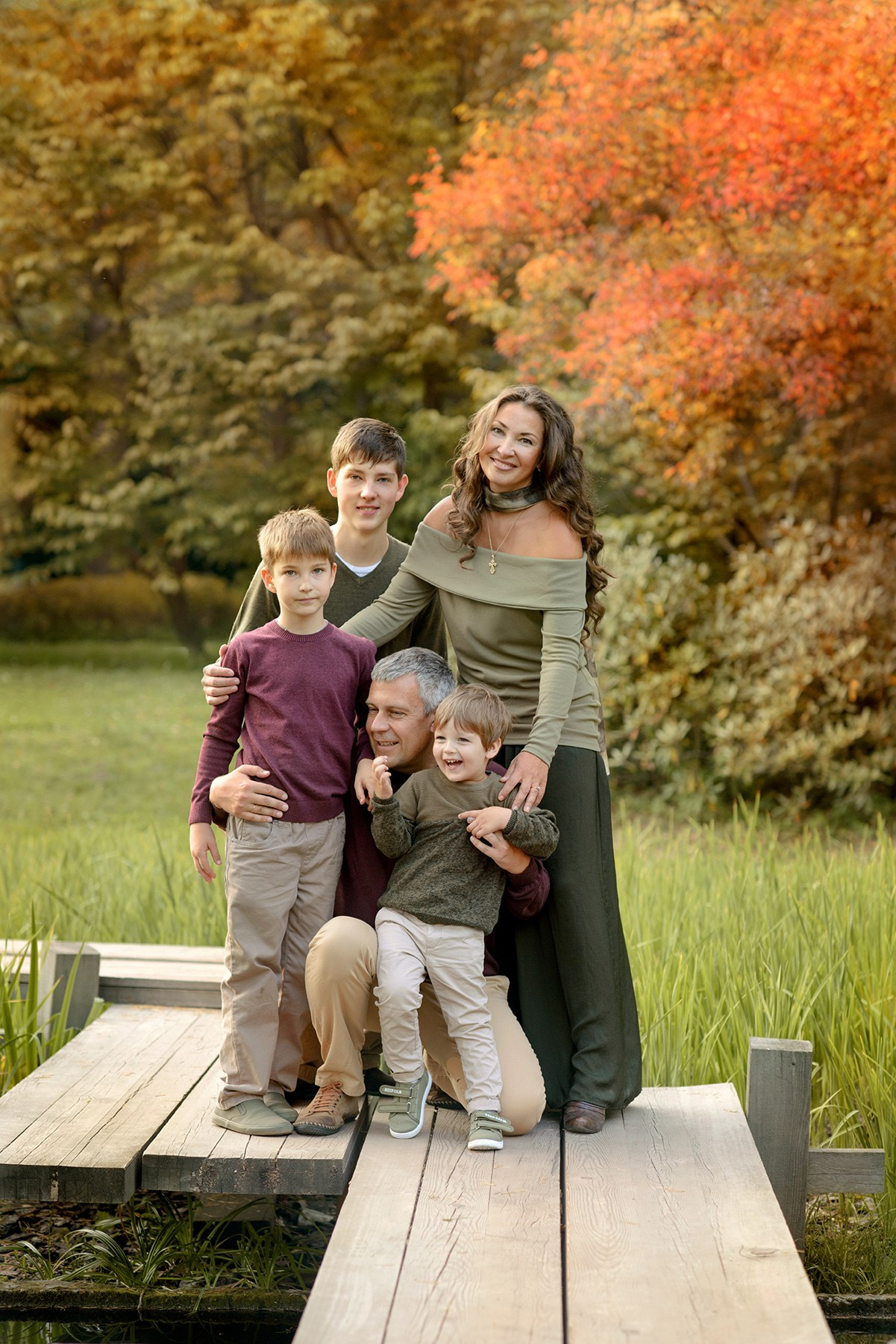 Family photo shoot , walk in the autumn park, family and golden fall (Photographer in Edinburgh Elena Carruthers)