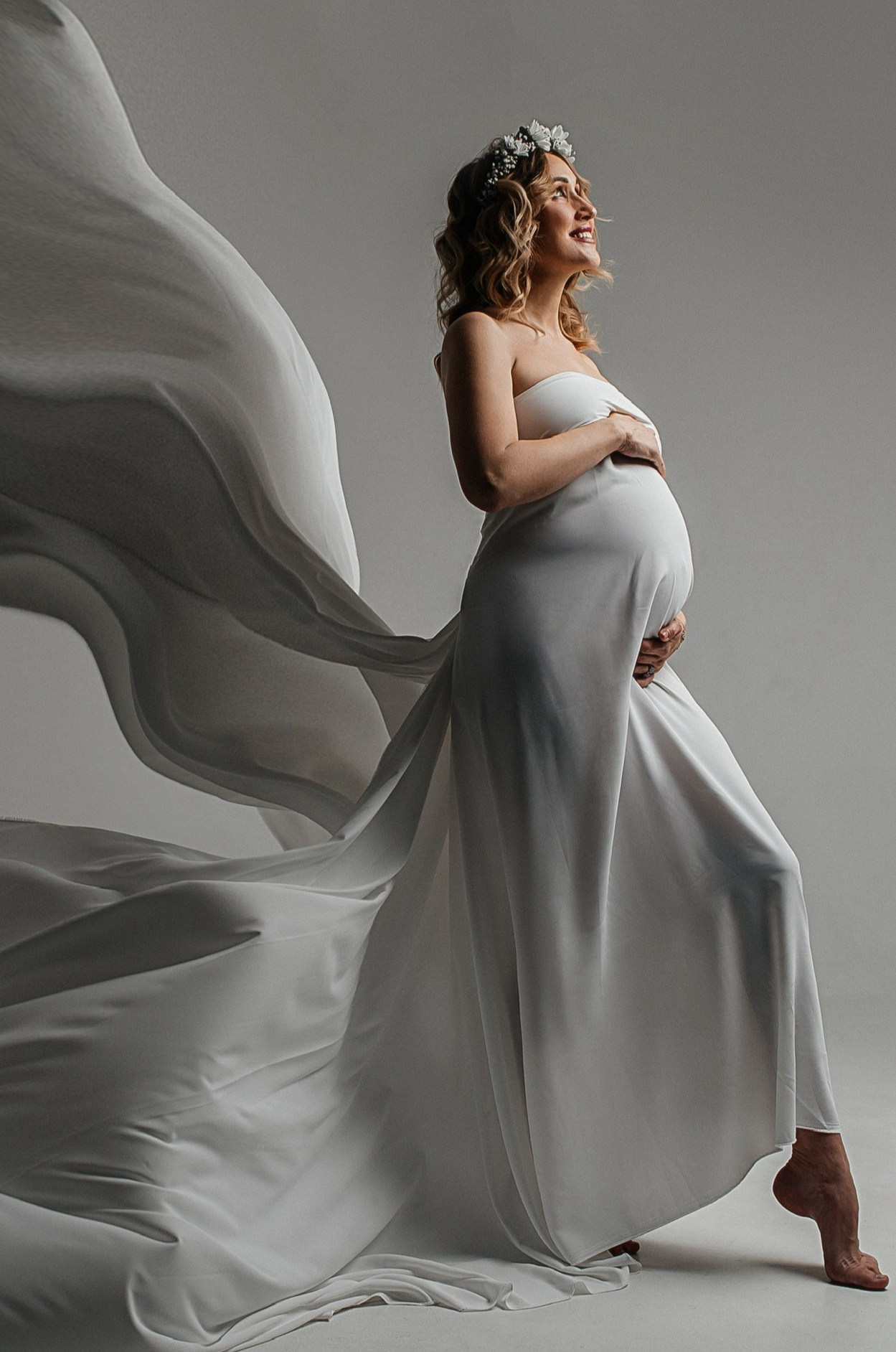 фотосессия беременности в тканях. Беременные в ткани. Беременная фотосессия с летящими тканями. Фотограф беременности в иркутске. Фотосессия беременных в студии. Студийная фотосессия Иркутск. Беременные фотосессии в Иркутске. фотограф беременных. Студийный фотограф