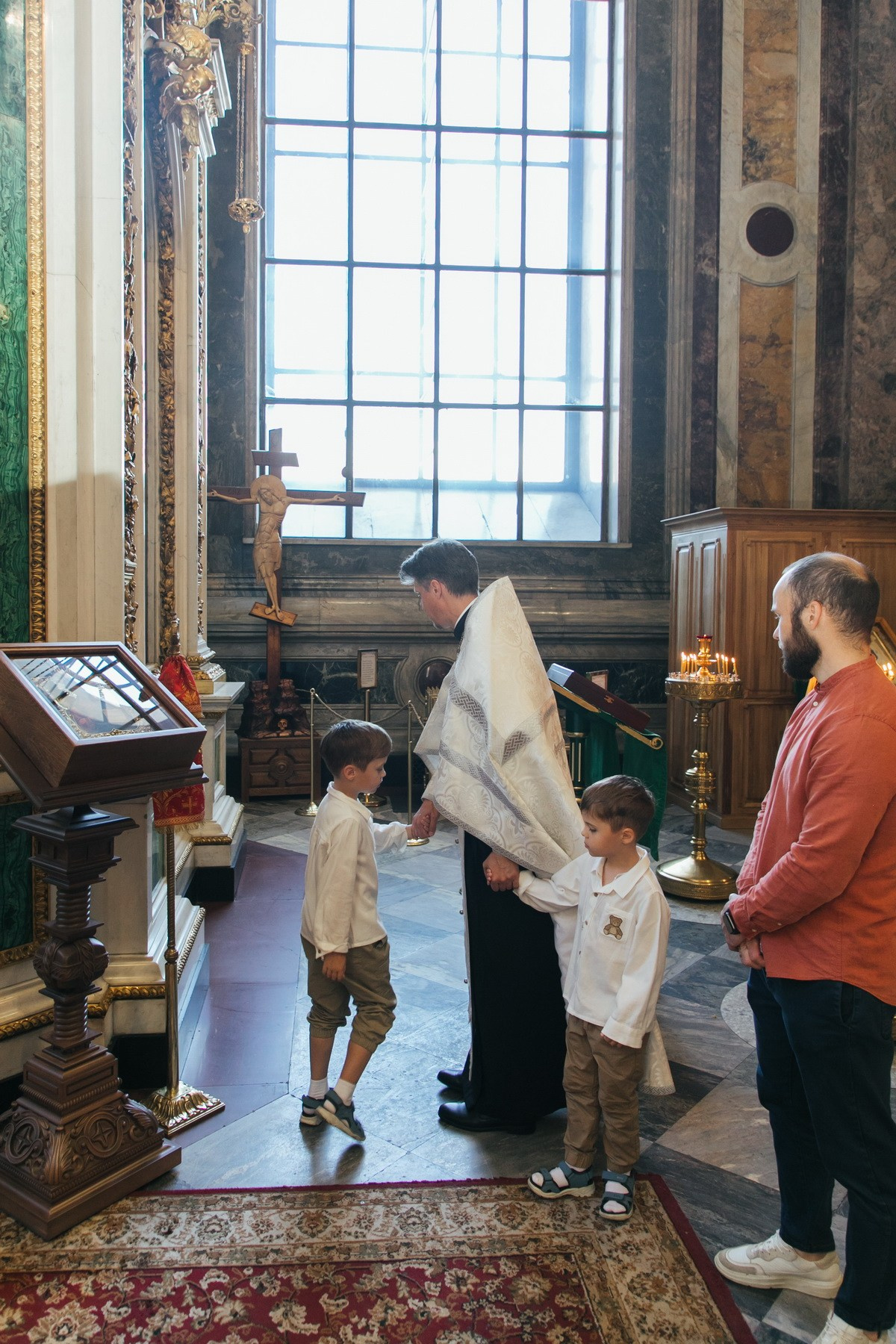 Индивидуальное крещение в Исаакиевском соборе двух братишек. Фотограф крещение венчание в Петербурге! Помогает подобрать храм и посоветовал душевного батюшку в СПб